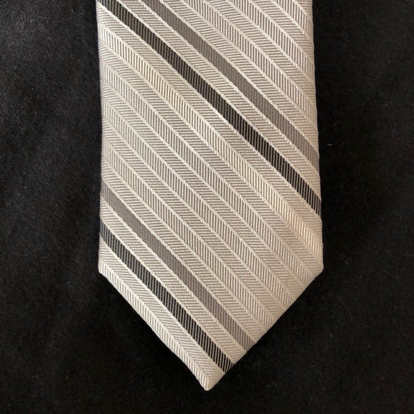 Neiman Marcus Grey Stripe tie NWT 100% Silk - Picture 5 of 5